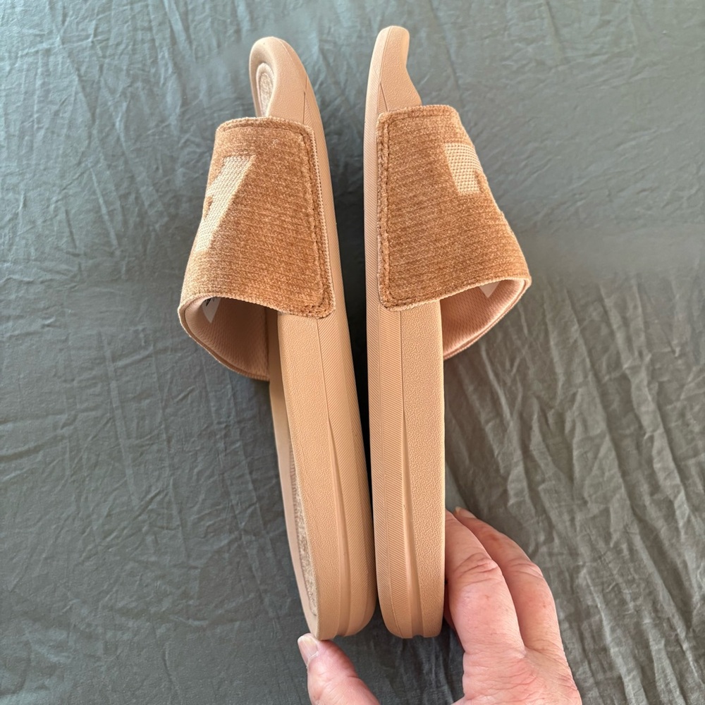 APL Techloom Velvet Slides Caramel. Size 9. - Picture 7 of 12